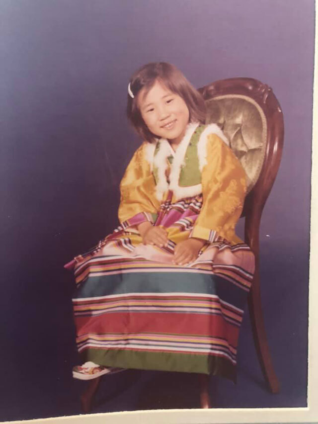 경하 씨의 어린 시절 사진. 신고 있는 신발이 바로 그 ‘꽃신’입니다.