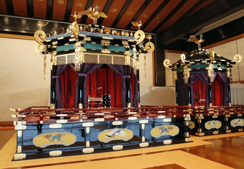 (도쿄 교도=연합뉴스) 일본 궁내청이 19일 공개한 '다카미쿠라'(왼쪽)와 '미초다이'. 다카미쿠라는 나라(奈良)시대부터 일왕이 중요 의식이 열릴 때 사용하는 장막을 갖춘 좌석이다. 미초다이는 왕비가 쓴다.
