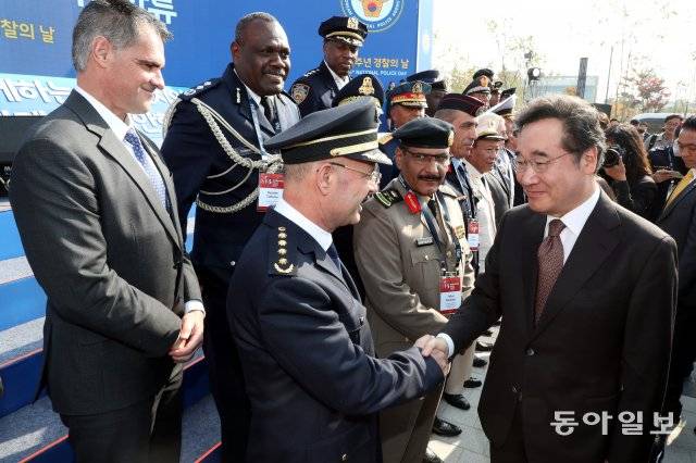 이낙연 총리가 각국의 치안 총수들과 인사하고 있다. 중국, 러시아, 독일, 앙골라, 칠레, 베트남 등 29개국 치안 총수들이 기념식에 참석했다.
