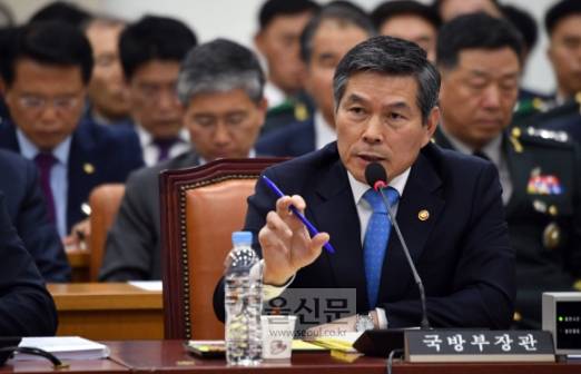 - 정경두 국방장관이 21일 국회에서 열린 국방위에서 의원들의 질의에 답하고 있다. 2019.10.21 정연호 기자 tpgod@seoul.co.kr - 정경두 국방장관이 21일 국회에서 열린 국방위에서 의원들의 질의에 답하고 있다. 2019.10.21 정연호 기자 tpgod@seoul.co.kr