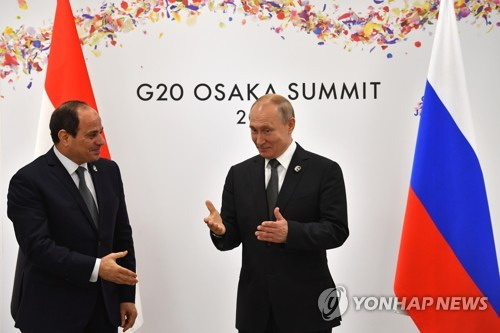 올해 6월 일본에서 열린 G20 회의에서 만난 푸틴 러시아 대통령(오른쪽)과 시시 이집트 대통령 [EPA=연합뉴스 자료사진]