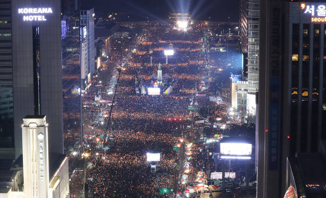 2016년 12월3일 오후 서울 광화문광장에서 열린 박근혜 대통령 퇴진을 요구하는 6차 주말 촛불집회 모습. ‘기무사 계엄령’ 문건은 집회와 시위를 진압한다며 5기갑여단 등을 동원하겠다고 명시했다. 사진공동취재단.