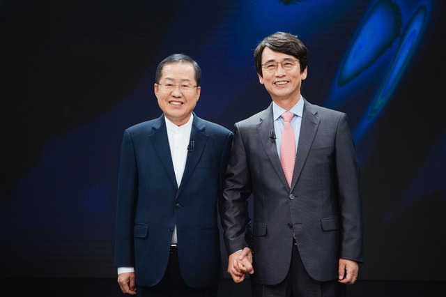 홍준표 전 자유한국당 대표(왼쪽)와 진보 측 유시민 노무현재단 이사장이 MBC '100분토론'에서 만나 설전을 벌였다. /MBC 제공