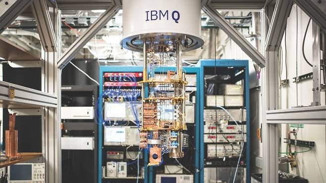 IBM이 초전도 회로를 사용해 구현한 양자컴퓨터다. IBM은 관련 연구 성과를 꾸준히 홍보해 왔다. 이번에 갑작스럽게 구글에서 성과가 유출되자 관련 분석을 진행했던 것으로 추정된다. IBM 연구소 제공