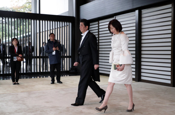 22일 일본 도쿄 지요다구 왕궁에서 열린 나루히토 일왕의 즉위의식에 아베 신조 일본 총리 부부가 입장하고 있다. 부인 아키에 여사는 다른 참석자들과 달리 무릎이 드러나 보이는 흰색 원피스 정장을 입었다.도쿄 AFP 연합뉴스