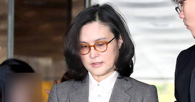 조국 전 법무부 장관의 부인 정경심 동양대 교수가 23일 오전 서울 서초구 서울중앙지법에서 열린 영장실질심사에 출석하기 위해 법정으로 향하고 있다. 중앙일보는 정경심 교수의 영장 ‘발부’를 시점으로 그의 얼굴을 공개하기로 했다. 우상조 기자