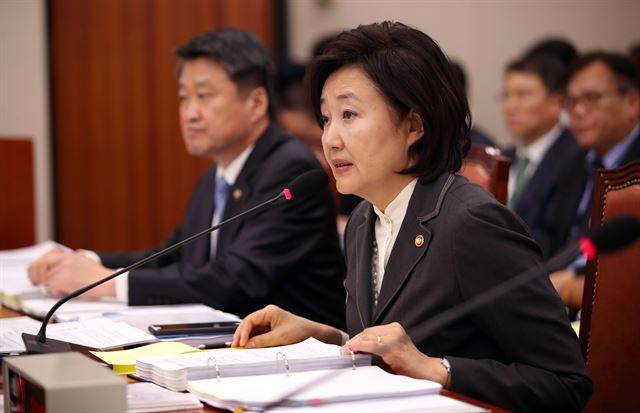 박영선 중소벤처기업부 장관은 21일 오전 국회에서 열린 산업통상자원중소벤처기업위원회 종합감사에서 일본군 위안부 피해자 조롱 논란이 인 유니클로 광고를 두고 "굉장히 화나는 일"이라고 비판했다. 연합뉴스