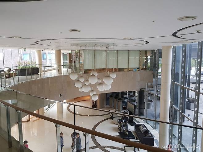 주민 공용공간으로 사용되는 디큐브시티 로비 전경. /사진=유엄식 기자