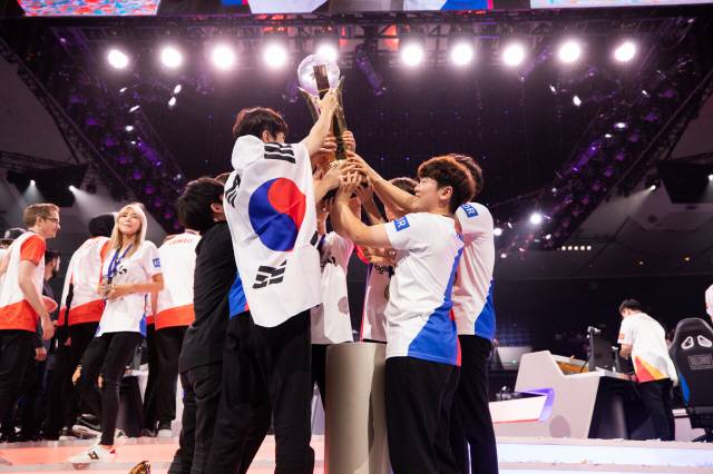 '2018 오버워치 월드컵'에서 우승을 차지한 한국 대표팀 선수들이 우승컵을 들고 기뻐하고 있다. 사진제공=블리자드