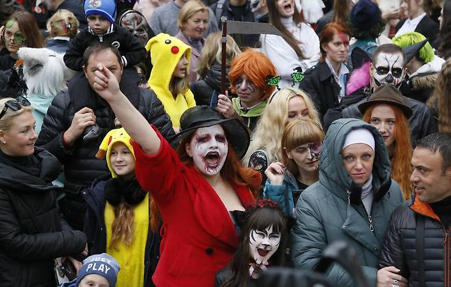 지난 26일(현지시간) 우크라이나 키예프에서 핼러윈을 앞두고 좀비 의상을 입은 사람들이 퍼레이드에 참가하고 있다. [AP=연합뉴스]