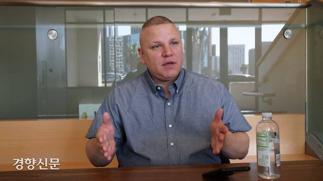 미국 로스앤젤레스 교육청 건강교육 담당자 티모시 코르딕이 캘리포니아주 학교들의 성교육 프로그램에 관해 설명하고 있다.