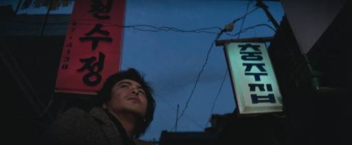 이두용 감독의 영화 ‘최후의 증인’(1980)의 한 장면. 주인공 오병호 형사(하명중)가 살인 사건의 진실을 찾아 밤거리를 배회하고 있다. 한국영상자료원 제공