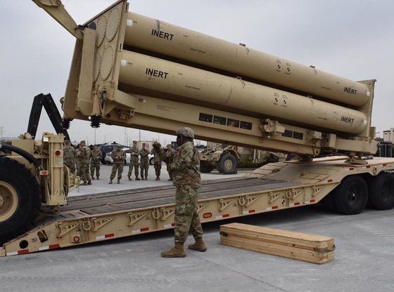 주한미군이 지난 4월 평택 미군기지(캠프 험프리스)에서 '비활성화탄(inert)'을 사드(THAAD·고고도 미사일방어체계) 발사대에 정착하는 훈련을 하는 모습.[사진 주한미군 제35방공포여단 페이스북]