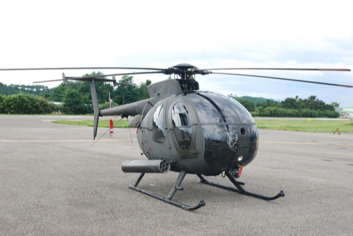 육군 500MD 헬기가 지상 활주로에서 이륙 대기 상태로 놓여있다. 육군 제공