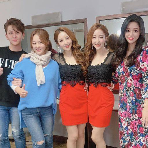 신미래(오른쪽)가 4일 가요무대 생방송을 앞두고 김수찬, 금잔디, 윙크(왼쪽부터)와 기념촬영하고 있다. 신미래 인스타그램