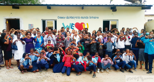 위러브유는 2018년 모잠비크 랑게느 필로투 초·중등학교에 도서관을 설립하고 도서를 지원했다.