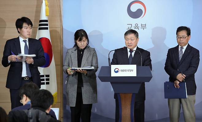 박백범 교육부 차관이 5일 오후 서울 세종로 정부서울청사 브리핑실에서 서울 주요 13개 대학을 대상으로 실시한 대학입시 학생부 종합전형 실태조사 결과를 발표한 뒤 기자들의 질문에 답하고 있다. 김정효 기자 hyopd@hani.co.kr