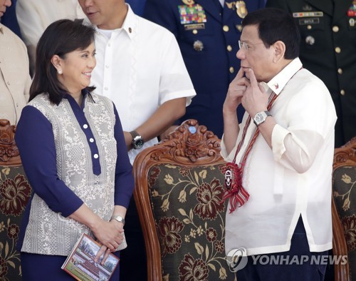 필리핀 두테르테 대통령(오른쪽)과 로브레도 부통령 [EPA=연합뉴스 자료 사진]