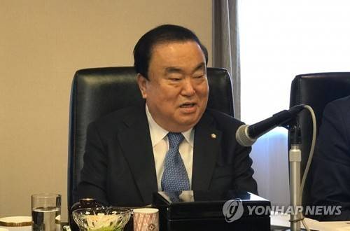 도쿄 한국 특파원 간담회서 발언하는 문희상 국회의장 (도쿄=연합뉴스) 김병규 특파원 = 문희상 국회의장이 6일 일본 도쿄(東京)의 데이코쿠(帝國)호텔에서 열린 도쿄 주재 한국 특파원과의 간담회에서 발언하고 있다. 2019.11.6 bkkim@yna.co.kr
