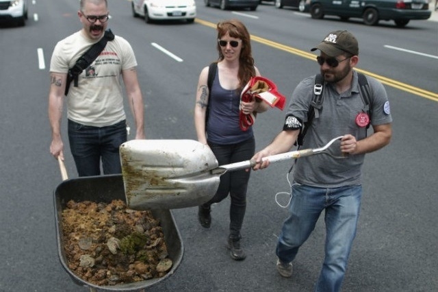 ▲ 샌프란시스코 '똥 순찰대'(poop patrol)가 보도의 똥을 수거하고 있다. ⓒ게티 이미지(Getty Image)