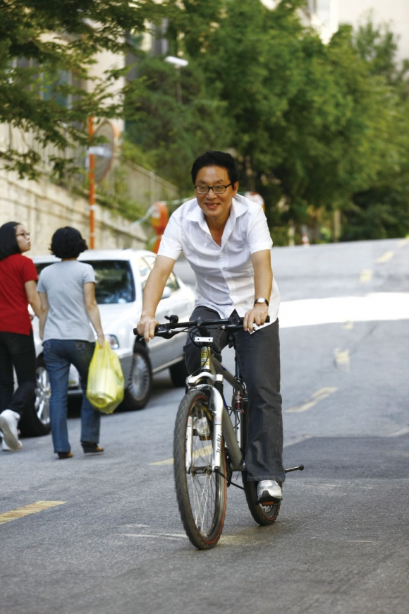 자전거를 타고 지역구를 누비던 정 전 의원 ⓒ 정두언 전 의원 인터넷 블로그