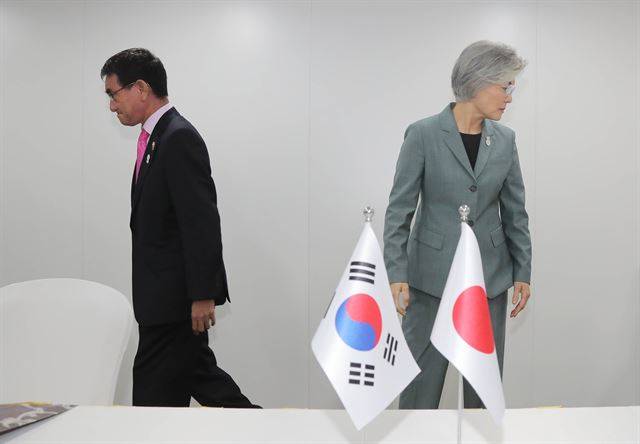 강경화(오른쪽) 외교부 장관이 8월 1일 태국 방콕 센타라 그랜드호텔에서 고노 다로 일본 외무상과 양자회담을 하기에 앞서 악수한 뒤 자리로 향하고 있다. 방콕=연합뉴스