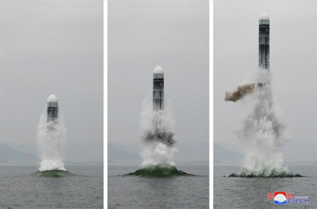 조선중앙통신은 북한이 지난달 2일 신형 잠수함발사탄도미사일(SLBM) '북극성-3형'을 성공적으로 시험 발사했다고 지난달 3일 보도했다. 사진은 조선중앙통신 홈페이지에 공개된 북극성-3형 발사 모습. 연합뉴스