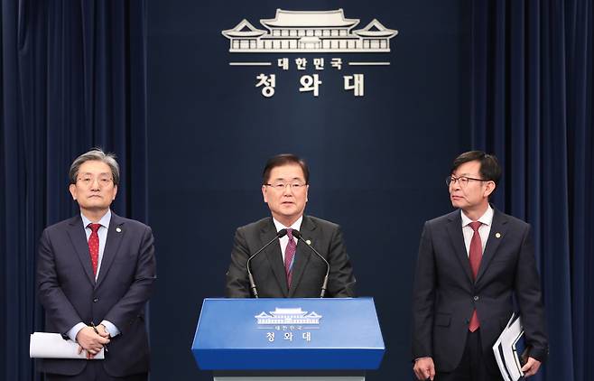 Chung Eui-yong (center), chief of Cheong Wa Dae’s National Security Office, speaks during a press briefing with Chief of Staff Noh Young-min (left) and Kim Sang-jo, the top presidential official for policy, standing next to him at the Cheong Wa Dae press center on Sunday. (Yonhap)