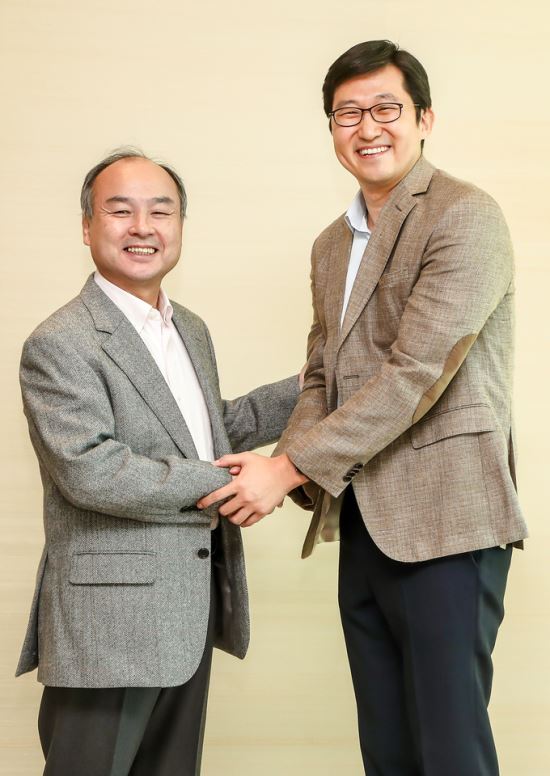 손정의 소프트뱅크 회장(왼쪽)과 김범석 쿠팡 대표이사. 쿠팡 제공