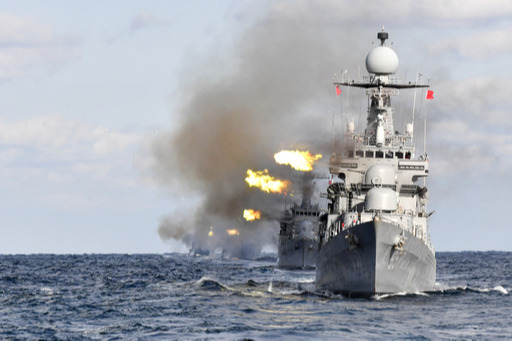 해군 초계함들이 가상 표적을 향해 함포를 발사하고 있다. 세계일보 자료사진
