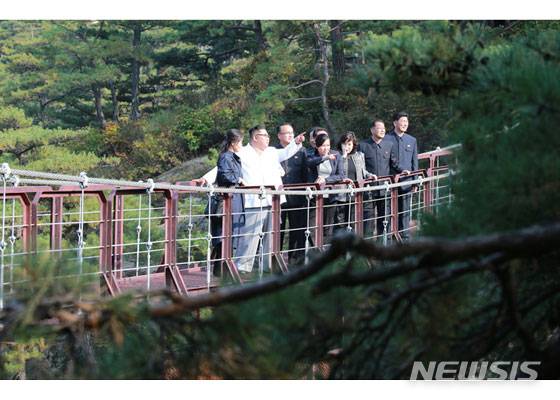 【서울=뉴시스】북한 김정은 국무위원장이 금강산관광지구를 시찰했다고 지난달 23일 노동신문이 보도했다. 2019.10.18. (사진=노동신문 캡처)photo@newsis.com