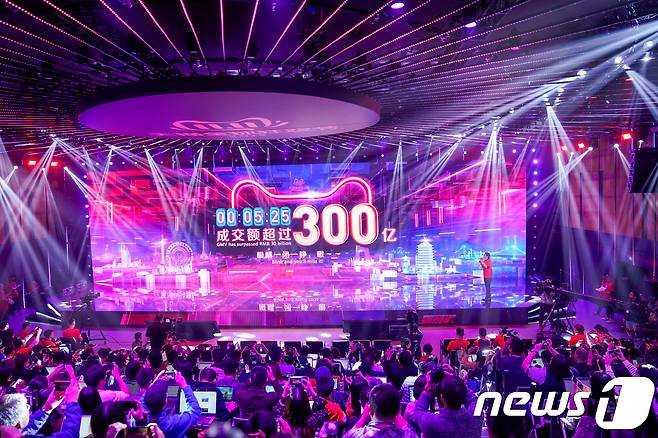 11월 11일 광군제를 맞아 알리바바가 대형 매출 전광판을 운영하고 있다. 전광판이 판매 시작 5분 25초만에 300억 위안을 달성했다고 표시하고 있다. © 로이터=뉴스1 © News1 박형기 기자