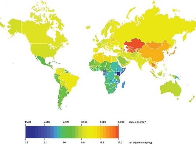 2010년 데이터로 세계 소금 섭취량을 나타낸 지도로 빨간색이 강할수록 섭취량이 많다. 21개 지역 가운데 중앙아시아가 가장 많고 우리나라가 포함된 동아시아가 세 번째다. ‘BMJ Open’ 제공