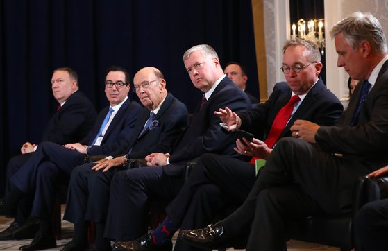 지난 9월 미국 뉴욕에서 트럼프 대통령과 문재인 대통령의 정상회담이 진행되는 가운데 미국 측 배석자들이 앉아있다. 오른쪽에서 두 번째가 믹 벌베이니 비서실장 대행. [연합뉴스]