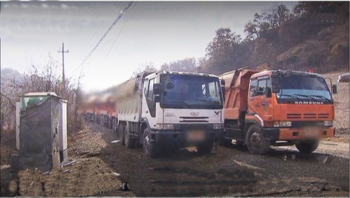 12일 경기 연천군 마거리 인근에서 돼지 매몰작업을 위해 사체를 가득 실은 트럭들이 대기하고 있다. 송동근 기자