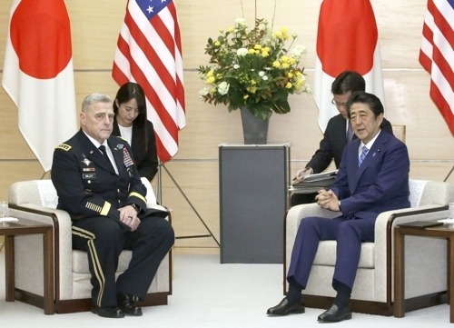 (도쿄 교도=연합뉴스) 아베 신조 일본 총리가 12일 도쿄 관저에서 마크 밀리 미국 합참의장을 만나고 있다.