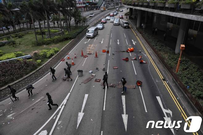 13일 홍콩 시위대가 도심의 주요 도로를 봉쇄하고 있다. © AFP=뉴스1 © News1 우동명 기자