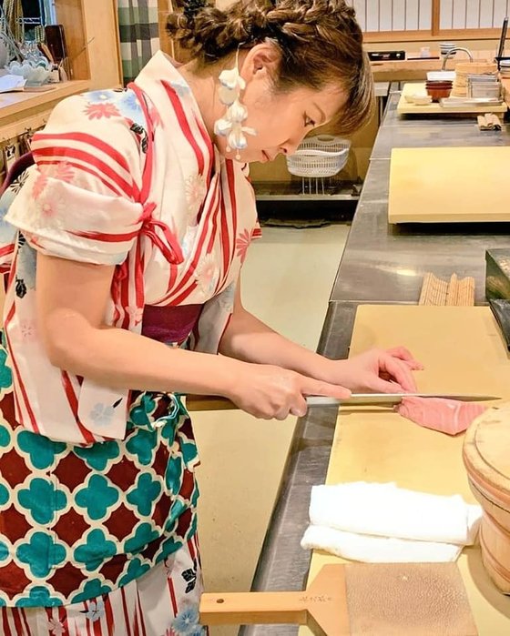 '나데시코 스시'의 점장 치즈이 유키씨가 초밥 재료를 손질하고 있다. [페이스북]