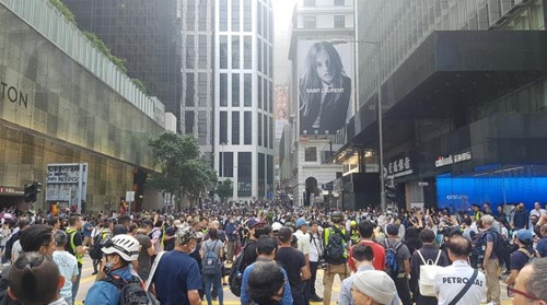 홍콩 금융 중심가 센트럴에서 '점심 시위'를 벌이는 직장인들 (홍콩=연합뉴스) 안승섭 특파원 = 14일 홍콩의 금융 중심가인 도심 센트럴에서 시민들이 '점심 시위'를 벌이고 있다. 2019.11.14       ssahn@yna.co.kr