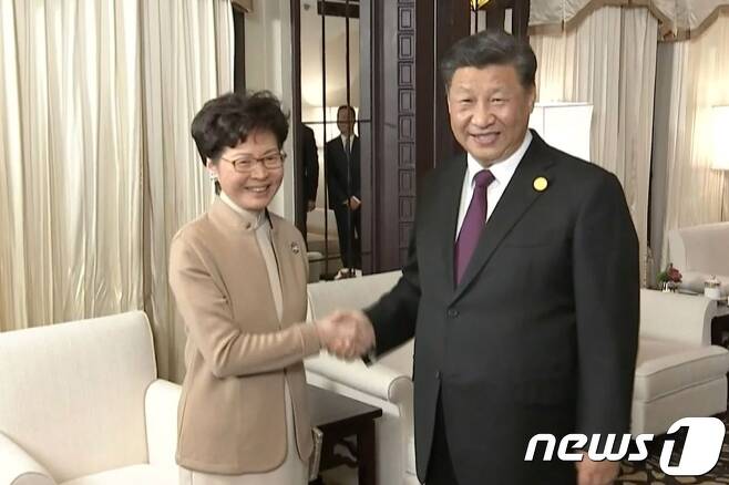 시진핑 중국 국가주석과 캐리 람 홍콩 행정장관이 11월 4일 상하이에서 만나고 있다. © AFP=뉴스1 © News1 박형기 기자