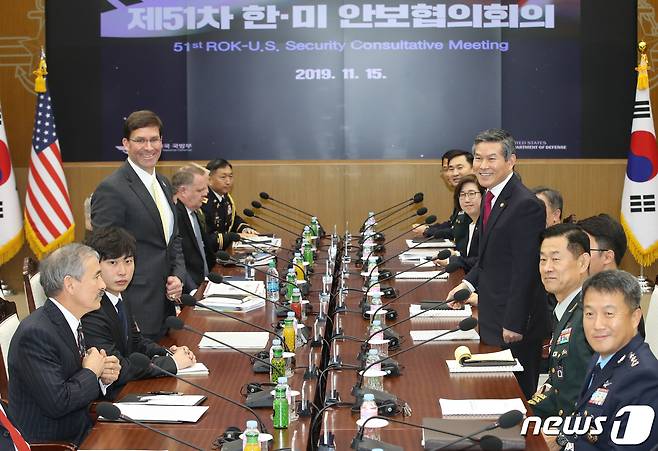 정경두 국방부 장관(오른쪽)과 마크 에스퍼 미 국방장관이 15일 서울 용산구 국방부에서 열린 제51차 안보협의회(SCM) 고위회담에 참석하고 있다. 2019.11.15/뉴스1 © News1 사진공동취재단