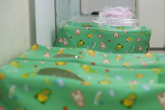 서울 한 병원 신생아실에서 사용되지 않는 침대에 커버가 덮혀있다. [연합뉴스]