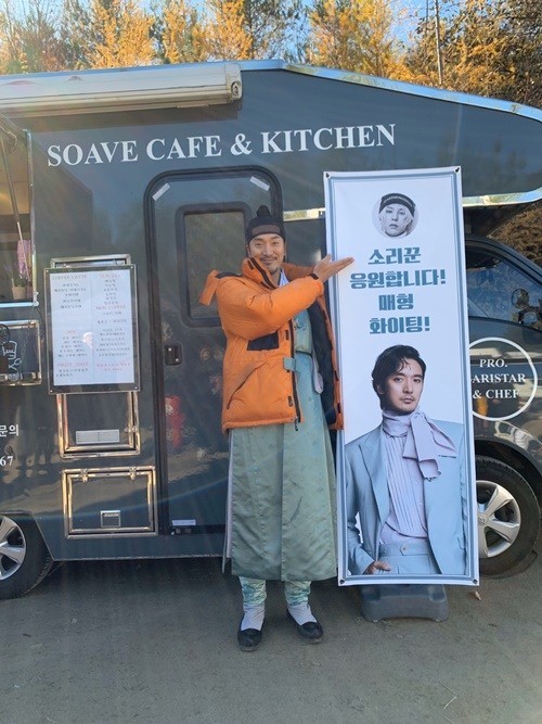 ▲ 지드래곤이 보낸 커피차 앞에서 포즈를 취한 김민준. 제공| 가족이엔티 인스타그램