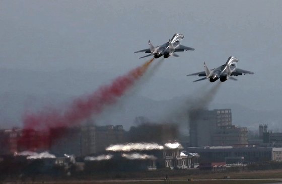 16일 북한 강원도 원산갈마비행장에서 열린 전투비행술경기대회에 미그-29 전투기가 이륙하고 있다.[연합뉴스]