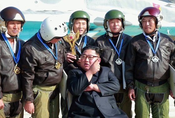김 위원장이 16일 전투비행술경기대회에서 상장을 받은 조종사들과 기념사진을 찍고 있다.[연합뉴스]