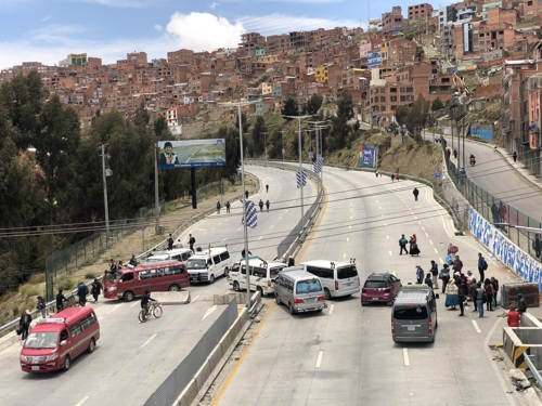 모랄레스 지지자들의 도로 봉쇄 시위 (라파스=연합뉴스) 고미혜 특파원 = 15일(현지시간) 볼리비아 수도 라파스에서 엘알토 지역으로 향하는 길목을 모랄레스 지지자들이 봉쇄했다. 2019.11.16.