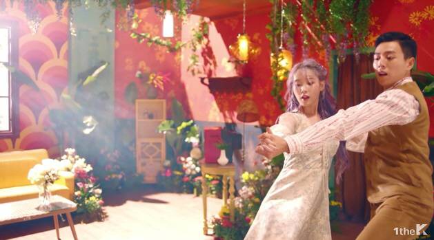 아이유 ‘시간의 바깥’ 뮤직비디오.