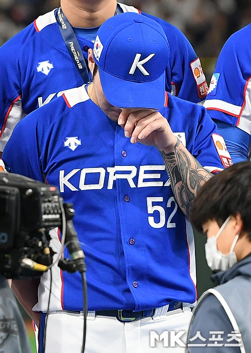 17일 일본 도쿄돔에서 열린 2019 WBSC 프리미어12 결승전 대한민국과 일본의 경기에서 한국이 3-5로 패했다. 박병호가 눈물을 훔치고 있다. 사진(日 도쿄)=천정환 기자