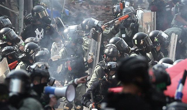 - 18일 오후 홍콩 이공대학교에서 경찰이 시위 참여 학생을 향해 스펀지탄을 발포 하고 있다. 2019.11.18뉴스1