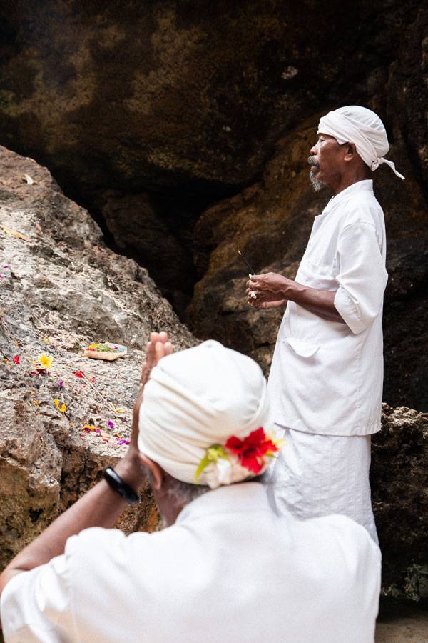 모래사장에서 진행된 정화의식. 알아들을 수 없어도 빠져든다